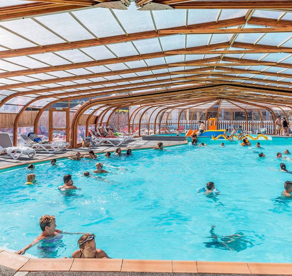 espace aquatique avec piscine couverte et chauffée  - Camping Saint Hilaire de Riez