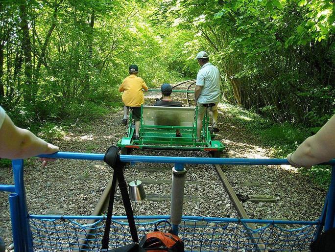 Vélo Rail à Commequiers proche du camping 4 étoiles La Pomme de Pin à Saint Hilaire de Riez en Vendée
