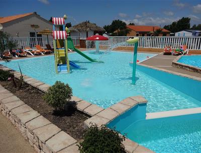 Espace aquatique au camping 4 étoiles La Pomme de Pin à Saint Hilaire de Riez en Vendée