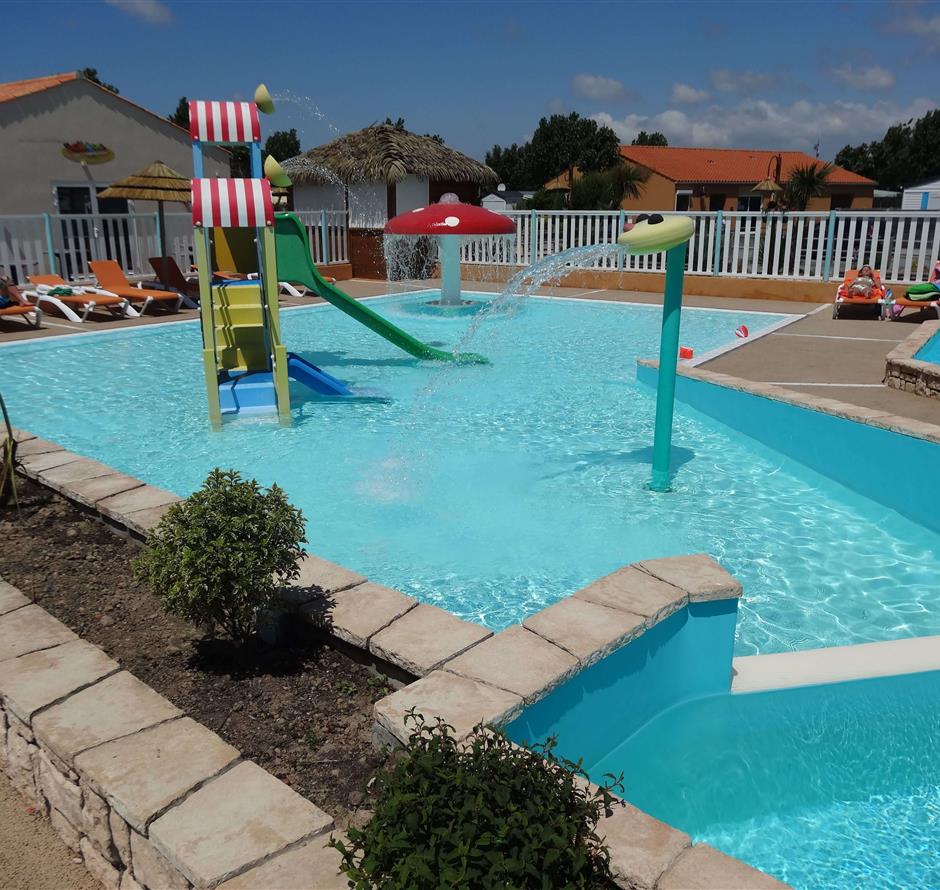 Espace aquatique au camping 4 étoiles La Pomme de Pin à Saint Hilaire de Riez en Vendée - Camping Saint Hilaire de Riez