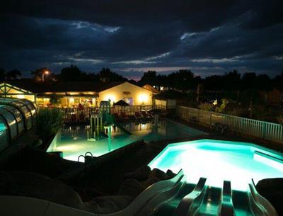 Espace aquatique au camping 4 étoiles La Pomme de Pin à Saint Hilaire de Riez en Vendée