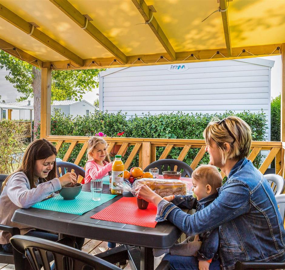 Mobil-home 5 personnes avec 2 chambres à La Pomme de Pin- vendée - accès plage - Camping Saint Hilaire de Riez