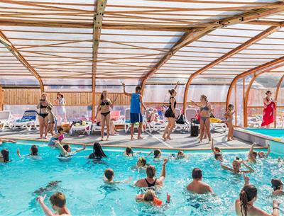 cours d'aquagym dans la piscine couverte et chauffée