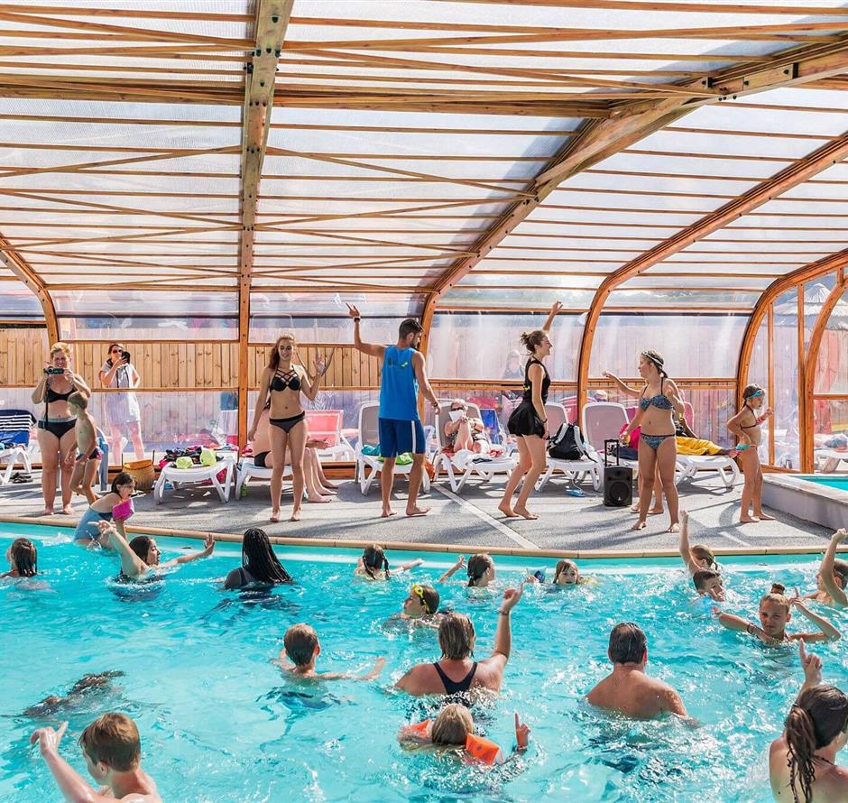 cours d'aquagym dans la piscine couverte et chauffée - Camping Saint Hilaire de Riez