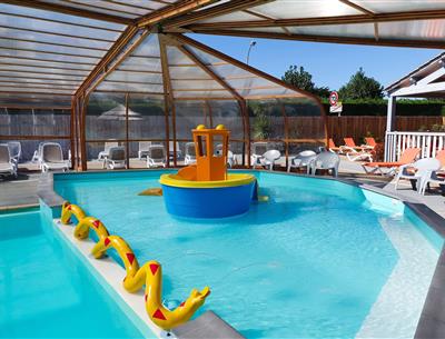 pataugeoire dans piscine couverte et chauffée, camping st hilaire de riez  