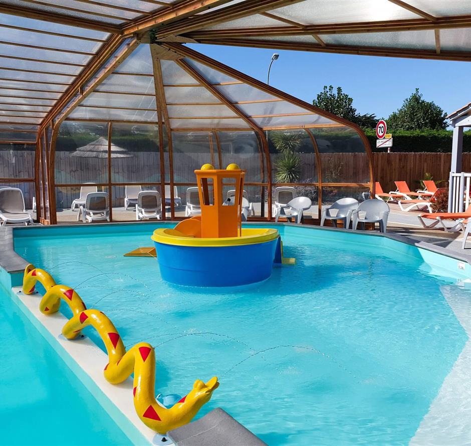 pataugeoire dans piscine couverte et chauffée, camping st hilaire de riez   - Camping Saint Hilaire de Riez