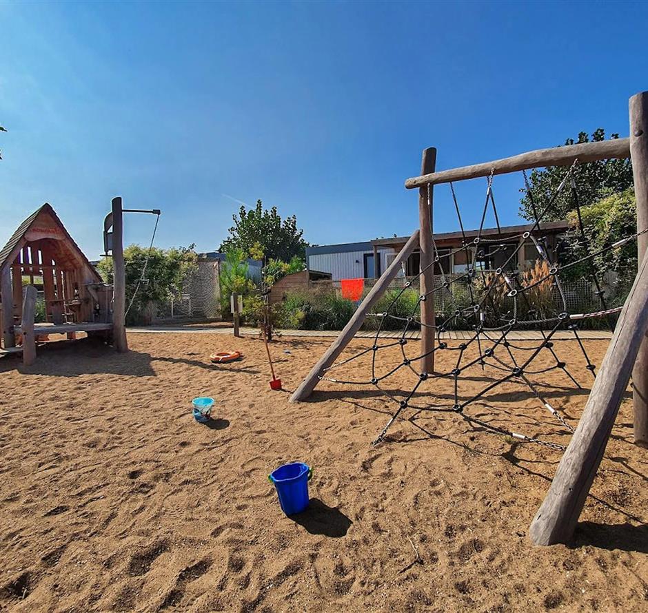 aire de jeux avec filet d'escalade  - Camping Saint Hilaire de Riez