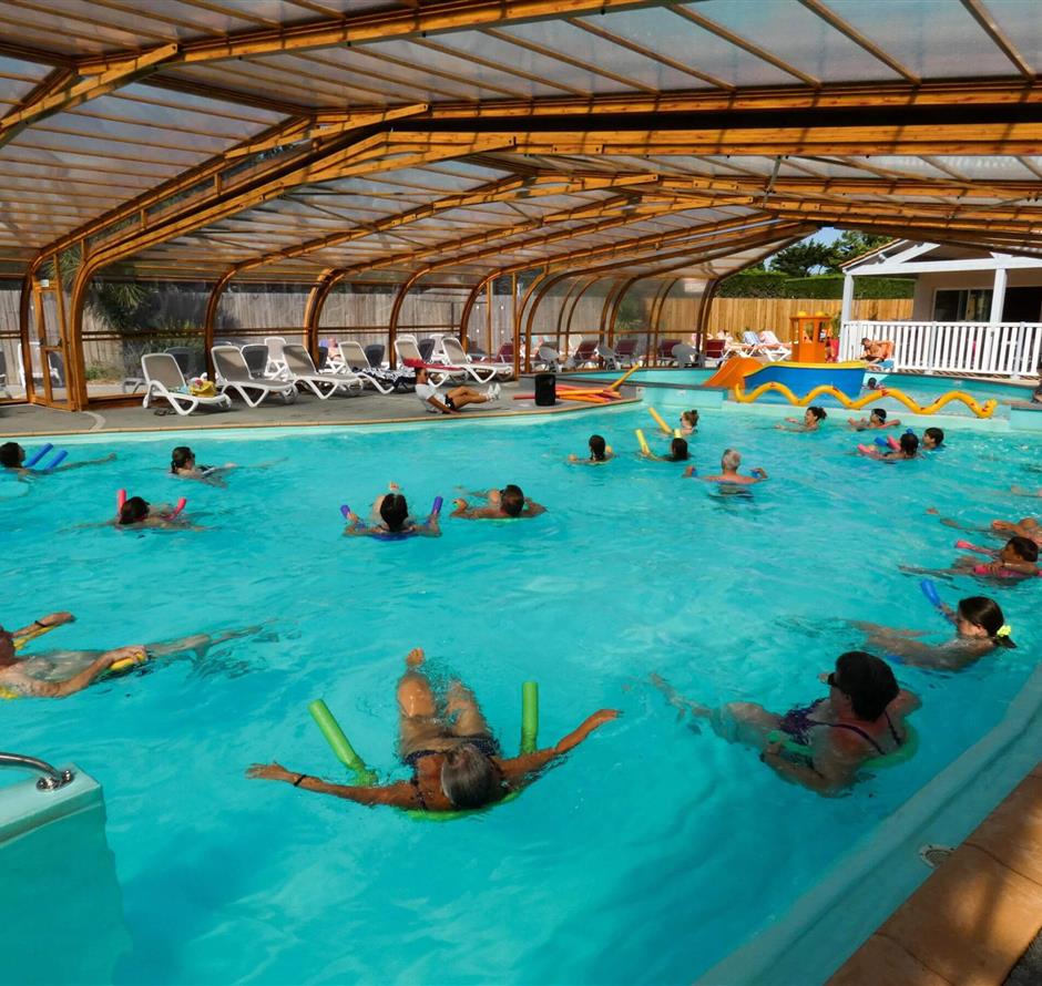 cours d'aquagym dans la piscine couverte chauffée - Camping Saint Hilaire de Riez