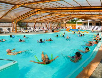 cours d'aquagym dans la piscine couverte chauffée