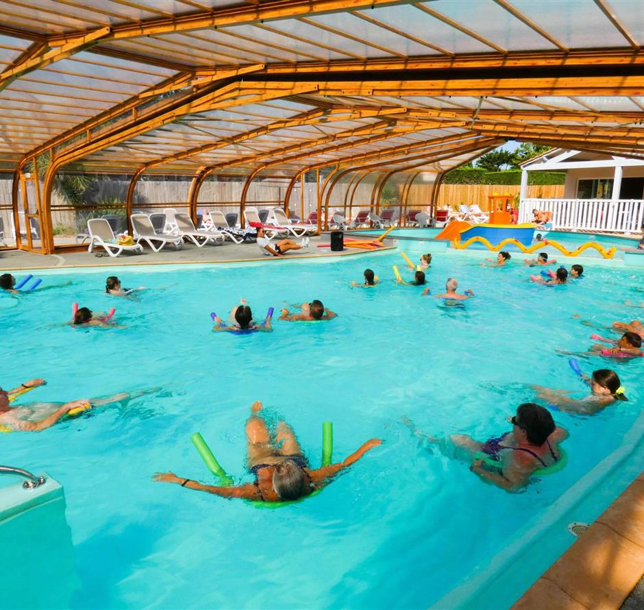 cours d'aquagym dans la piscine couverte chauffée - Camping Saint Hilaire de Riez