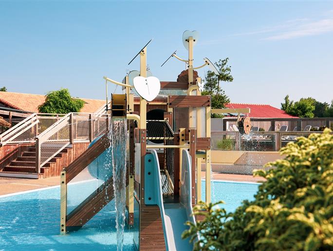 jeux dans pataugeoire extérieure, camping st hilaire de riez 
