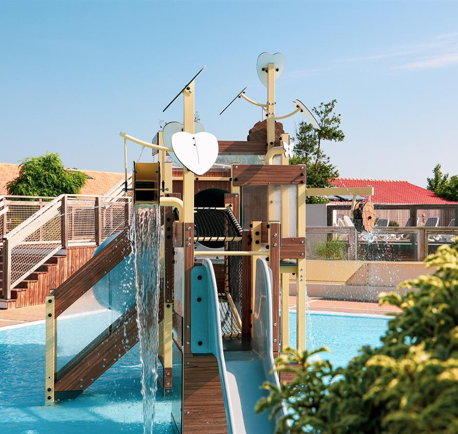 jeux dans pataugeoire extérieure, camping st hilaire de riez  - Camping Saint Hilaire de Riez