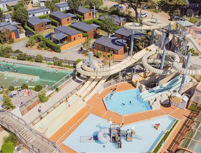 Espace aquatique vue du ciel par un drone