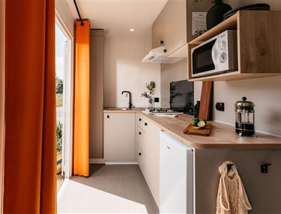 Cuisine toute équipée avec lave-vaisselle dans un camping 5*
