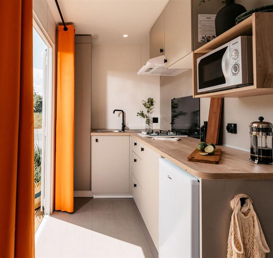 Cuisine toute équipée avec lave-vaisselle dans un camping 5* - Camping Saint Hilaire de Riez