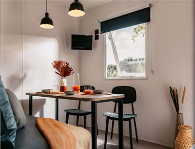 Salon avec canapé et table dans un cottage IRM 5*