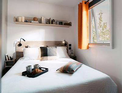 Chambre adulte avec un grand matelas au camping yelloh!village la pomme de pin