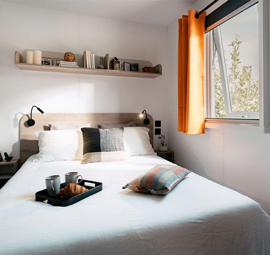Chambre adulte avec un grand matelas au camping yelloh!village la pomme de pin - Camping Saint Hilaire de Riez