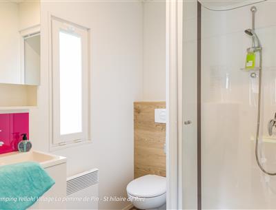 Salle de bain dans un mobil-home au camping 5* La Pomme de pin