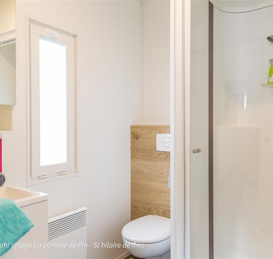 Salle de bain dans un mobil-home au camping 5* La Pomme de pin - Camping Saint Hilaire de Riez