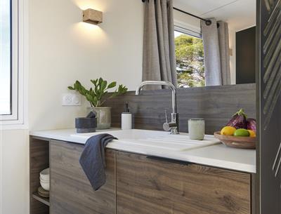 Cuisine cottage luxe camping accès plage 200 mètres avec pisicine