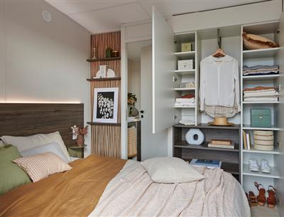 Grande chambre  confort camping 5 étoiles avec des toboggans