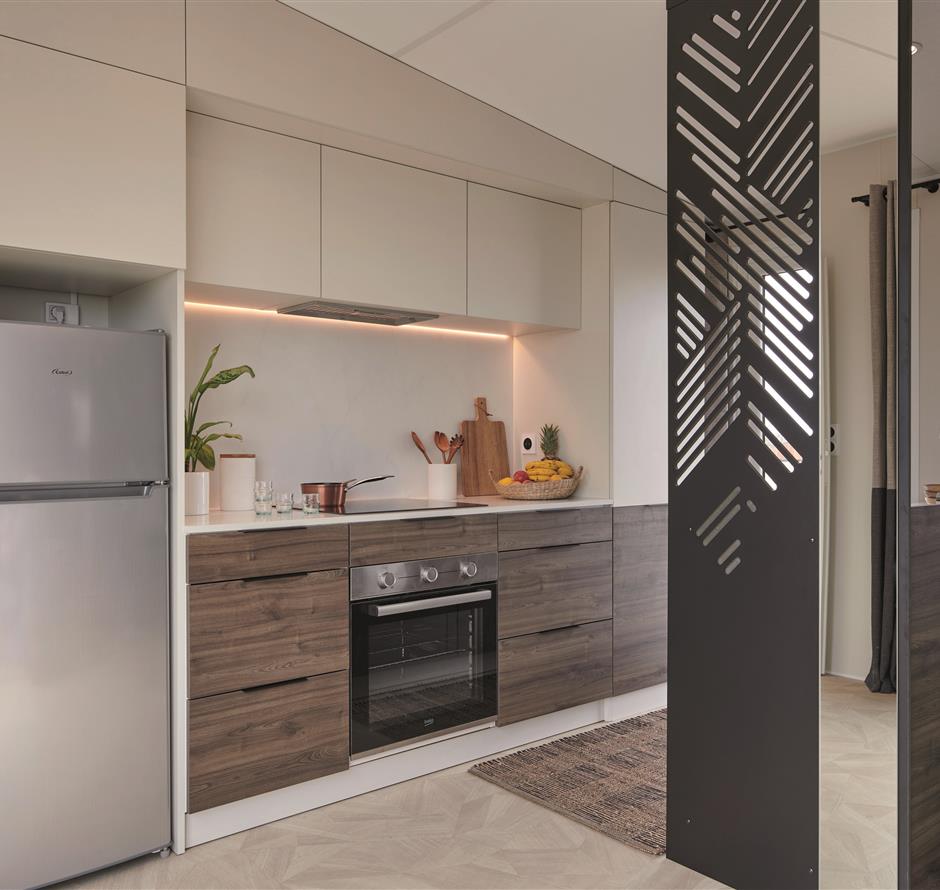 Grande cuisine équipée dans un mobil-home dans un camping en Vendée - Camping Saint Hilaire de Riez