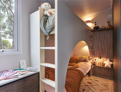 Chambre enfant mobil-home dans un camping familial