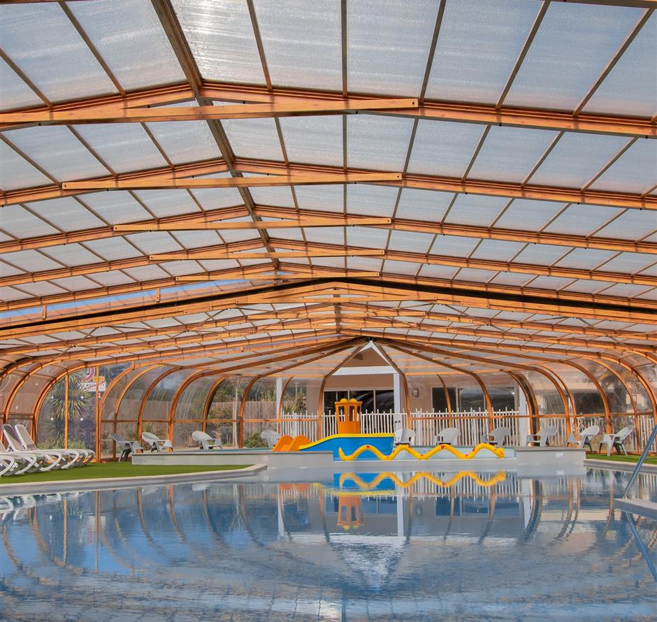 Piscine couverte et chauffée au camping Yelloh!Village La Pomme de Pin - Camping Saint Hilaire de Riez