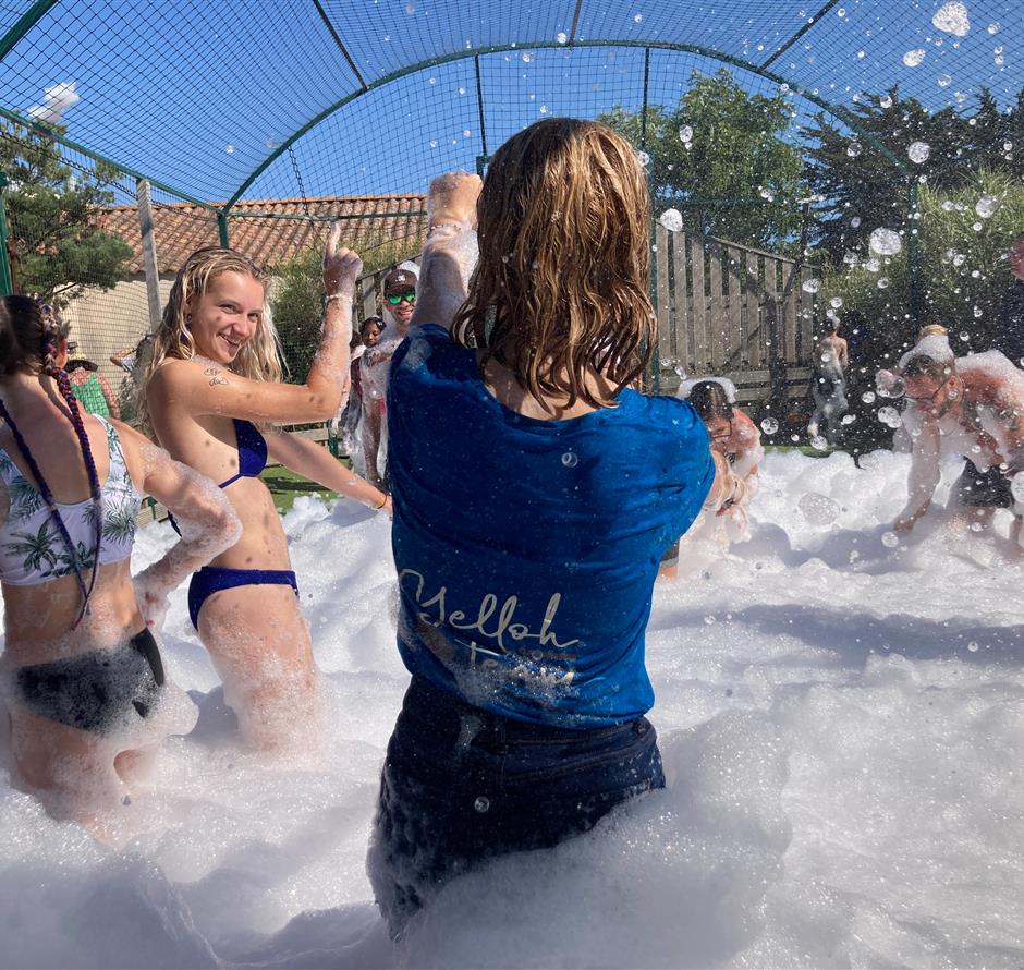 Mousse party pour adolescents yelloh!village La Pomme de Pin - Camping Saint Hilaire de Riez