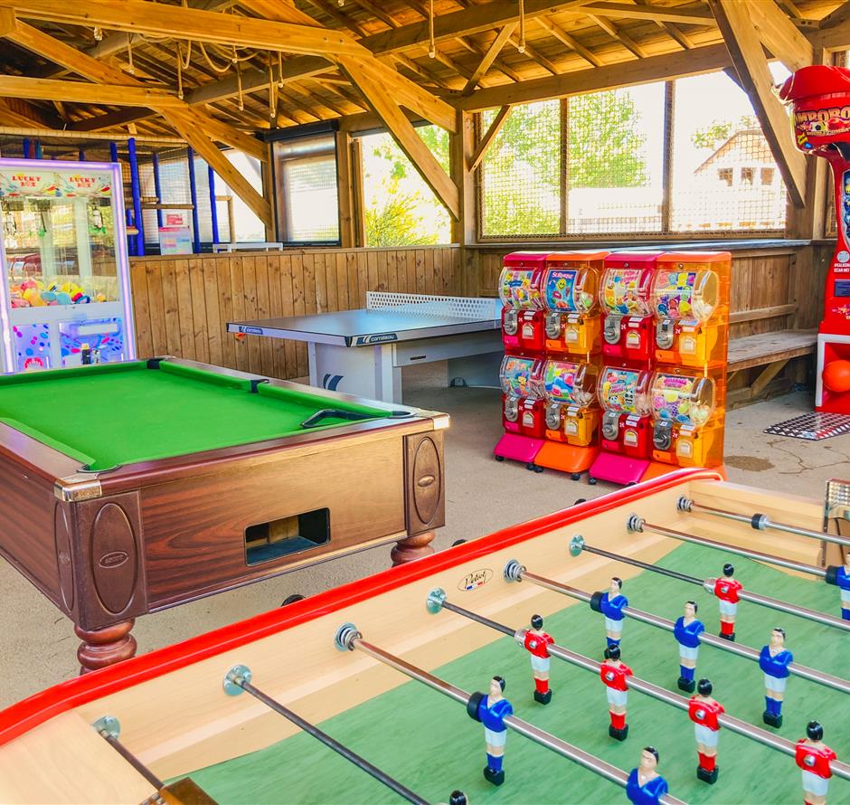 Salle de jeux billard et baby foot - Camping Saint Hilaire de Riez