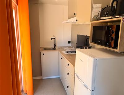 Cuisine toute équipée avec lave-vaisselle dans un camping 5*