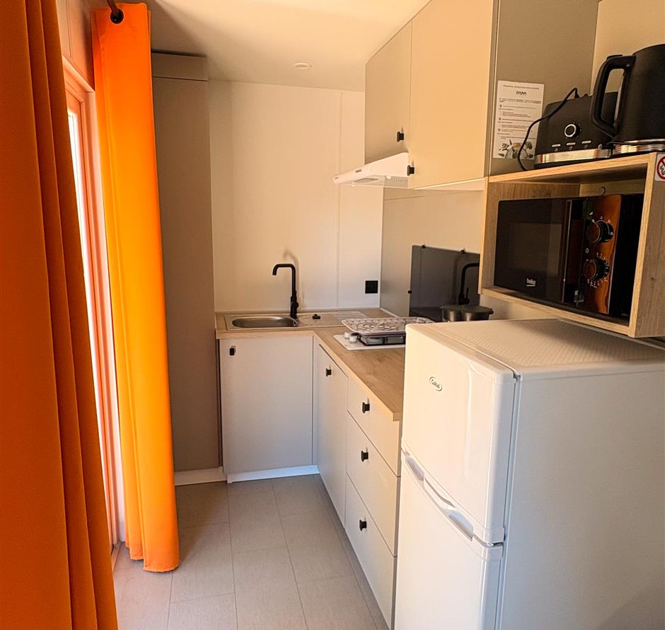 Cuisine toute équipée avec lave-vaisselle dans un camping 5* - Camping Saint Hilaire de Riez