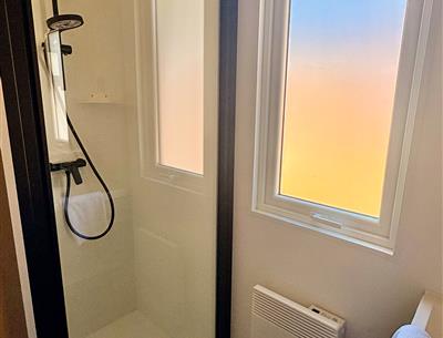 Salle de bain luxueuse et lumineuse dans un camping à St-Hilaire-de-Riez