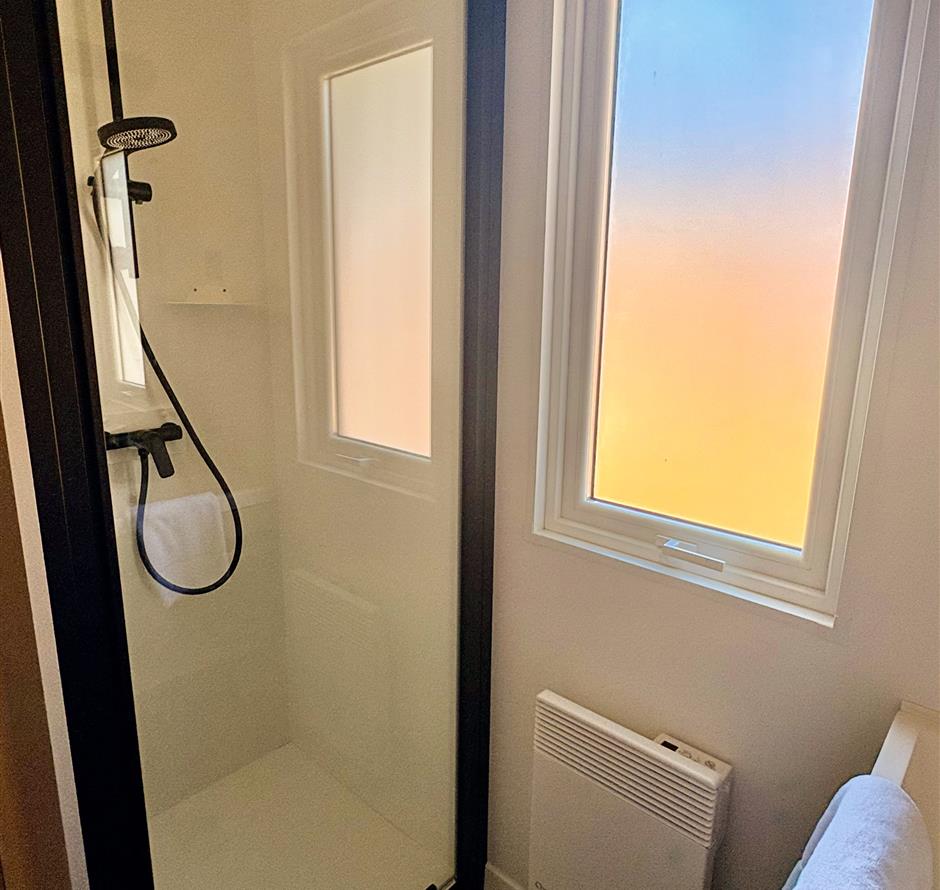 Salle de bain luxueuse et lumineuse dans un camping à St-Hilaire-de-Riez - Camping Saint Hilaire de Riez