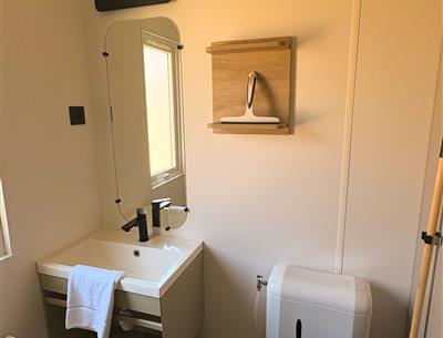Salle de bain luxueuse et lumineuse dans un camping à St-Hilaire-de-Riez